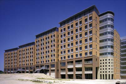 九州大学 ウエスト３号館・ウエスト４号館の正面