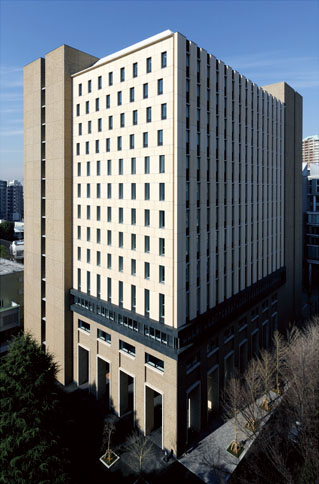 早稲田大学11号館の正面